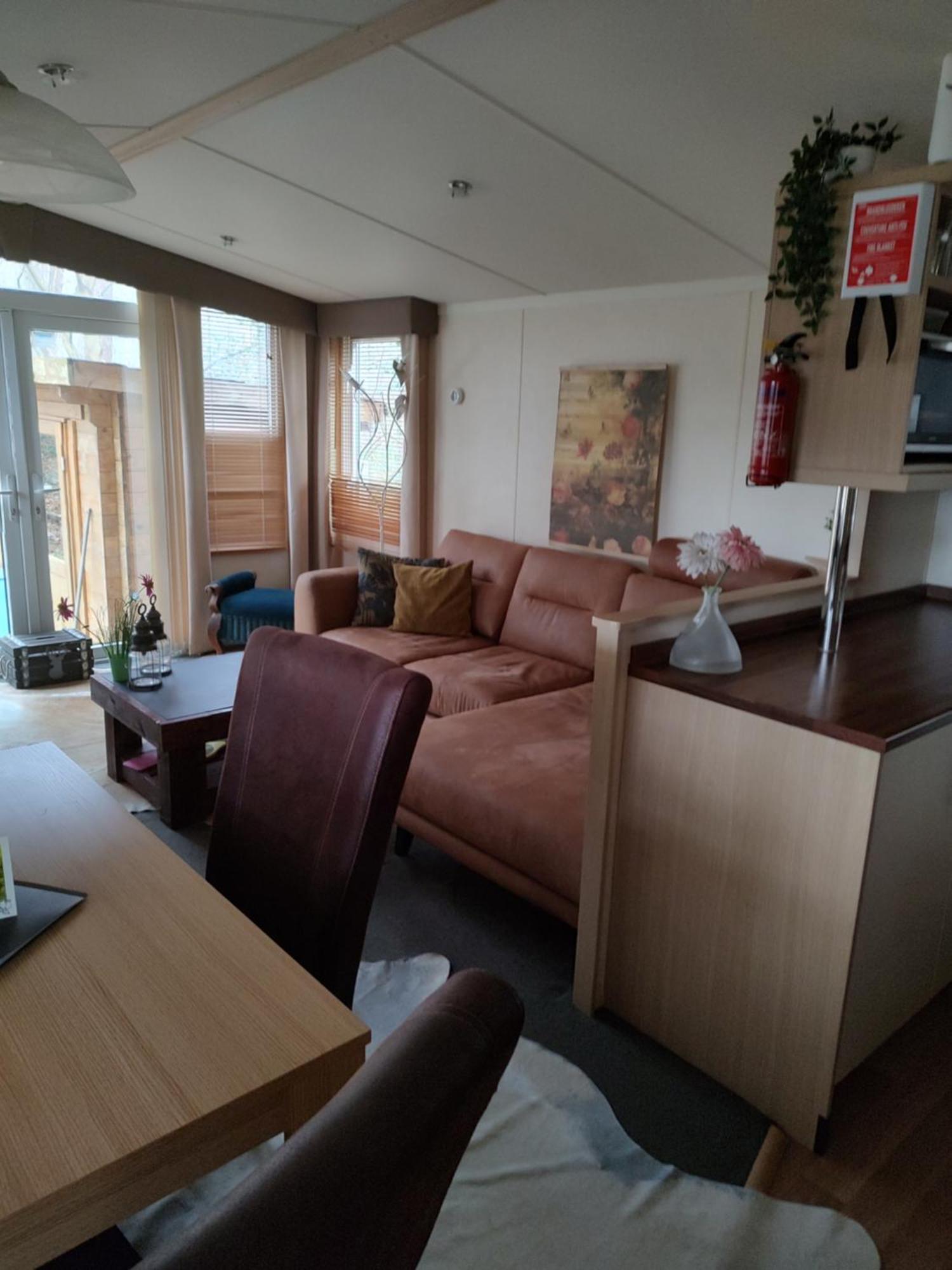 Chalet Met Veranda Aan Bosrand Vledder Ngoại thất bức ảnh